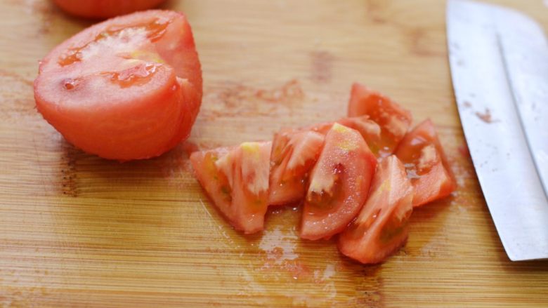 番茄炒蛋,番茄切滚刀块。