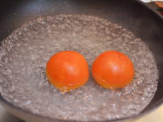 番茄炒蛋,放入番茄烫一分钟。中间翻滚一下。