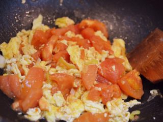 番茄炒蛋,放入黑胡椒粉、鸡精和盐。翻炒均匀。