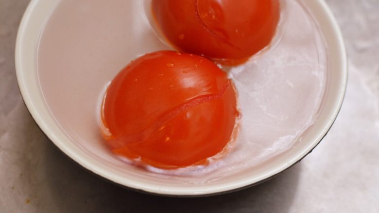番茄炒蛋,放入冷水中。可以看见番茄皮已经裂开。