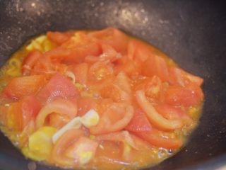番茄炒蛋,中小火，炒到番茄变软出汁。中间如果太干，可以稍加一点点水。