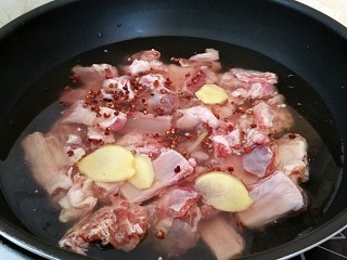 红烧羊排烩剪刀面,锅中放入清水，放入适量花椒粒和姜片戳水。