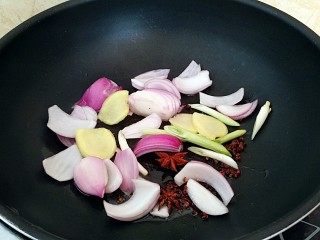 红烧羊排烩剪刀面,锅中放入2茶匙油，放入洋葱，花椒粒，姜，葱八角炝锅。