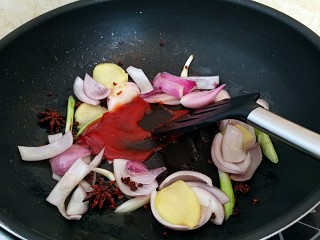 红烧羊排烩剪刀面,放入1勺番茄酱。