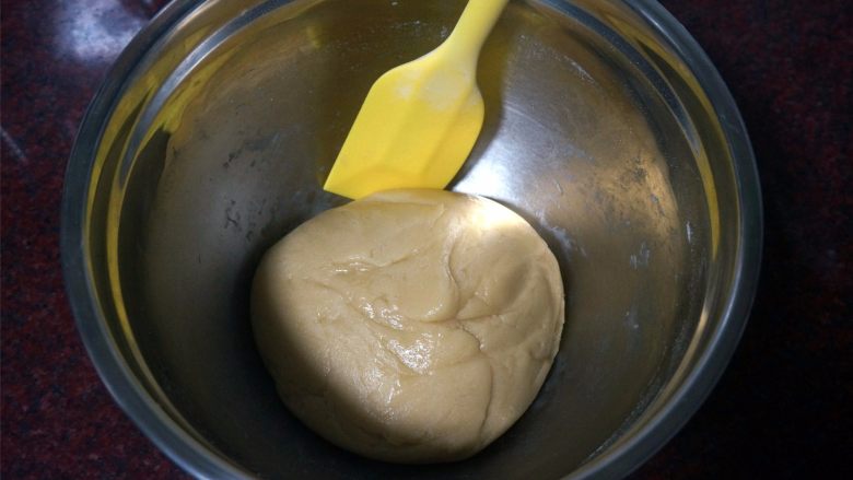 50克广式红豆蓉月饼,拌至无干粉状态，封上保鲜膜，静置30分钟左右再接着操作。
