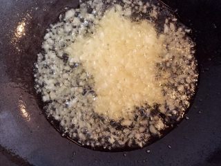 蒜香排骨,锅中倒入适量油，烧热，放入蒜末，转小火，蒜末炸至金黄色，捞出备用。