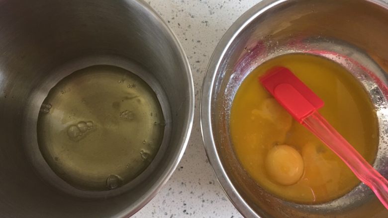 贝壳蛋糕,蛋清分离，蛋黄加入黄油中。