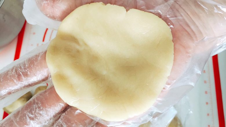 木糖醇栗子蓉月饼,取一个饼皮，压成大大的圆，最好是中间薄周围厚的
