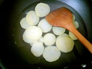 香辣土豆片,锅里烧开水，倒入土豆片焯水15秒