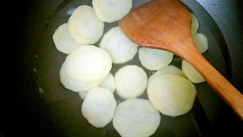 香辣土豆片,锅里烧开水，倒入土豆片焯水15秒