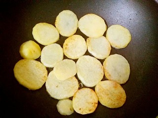 香辣土豆片,放入土豆片，煎至两面微黄