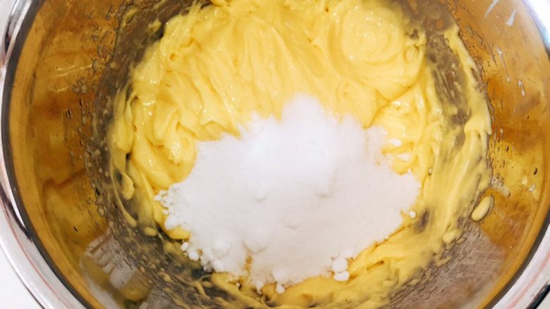 黄油曲奇,分两次放入砂糖，每放入一次，开动打蛋器1档搅拌5秒，把糖充分混进黄油里即可。注意不是打发哦。