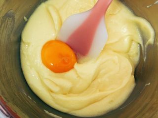 黄油曲奇,鸡蛋黄二个分二次加入，打蛋器1档。加入第一个时要充分混合再加第二个。注意，是混合进去，和砂糖一样，不是打发。