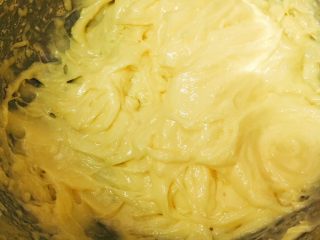 黄油曲奇,打蛋器1档，搅拌5秒秒，把盐充分混进黄油里，但不打发，颜色稍微变浅一点了就行。