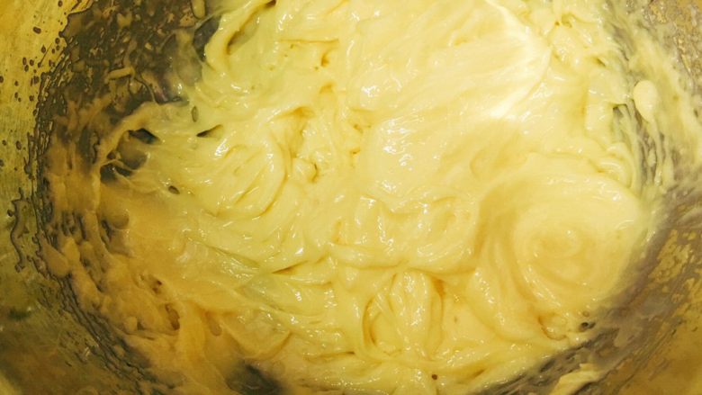黄油曲奇,打蛋器1档，搅拌5秒秒，把盐充分混进黄油里，但不打发，颜色稍微变浅一点了就行。