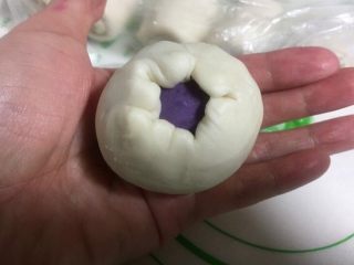 紫薯蛋黄酥,把紫薯包起来。