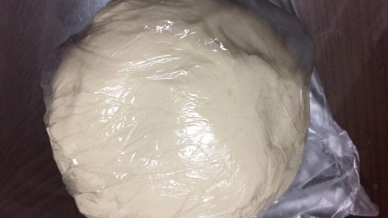 紫薯蛋黄酥,油皮的所有材料放在面包桶内启动揉面程序揉25分钟左右，装保鲜袋密封静置40分钟。