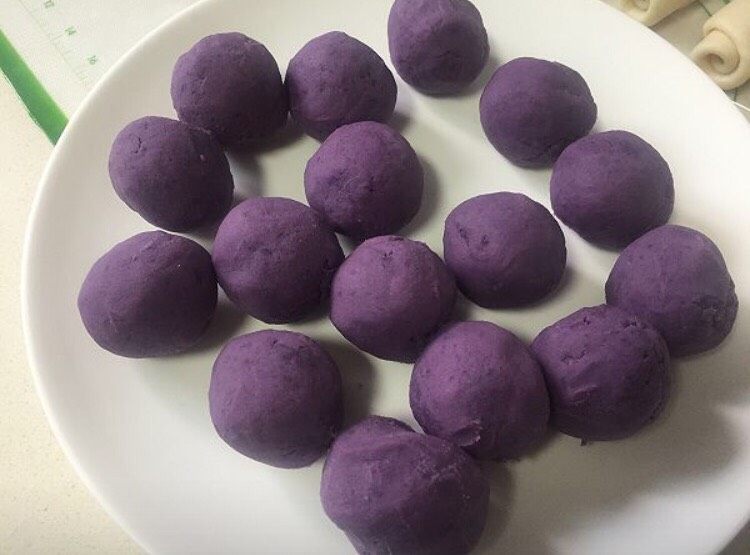紫薯蛋黄酥,全部包好放置一边备用，记得盖保鲜膜，天热可以放冰箱，猪油遇冷凝固，凝固了比较好包。