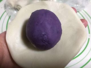 紫薯蛋黄酥,中间放入一个紫薯蛋黄馅。