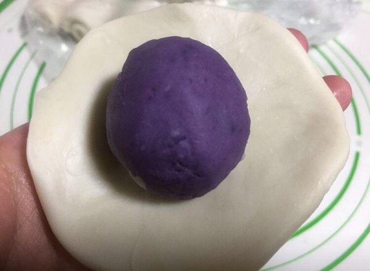 紫薯蛋黄酥,中间放入一个紫薯蛋黄馅。