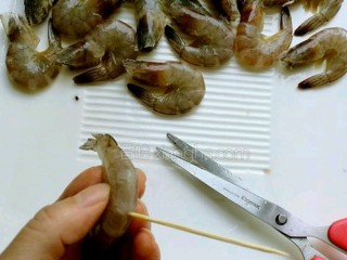 油焖大虾,基围虾清洗干净后，用剪刀剪去虾须，煎开虾背用牙签除去虾线。