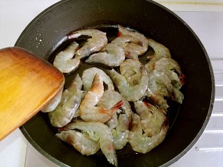 油焖大虾,油热后放入大虾煎制。