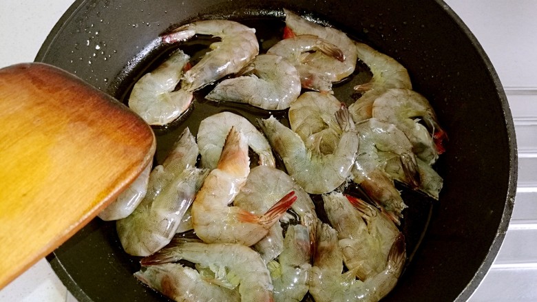 油焖大虾,油热后放入大虾煎制。