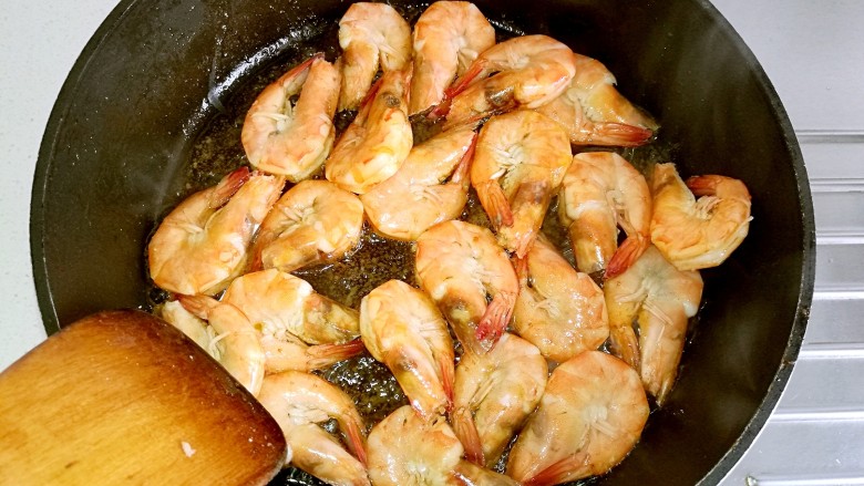 油焖大虾,将大虾煎至两面变色。