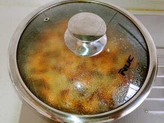 油焖大虾,盖上锅盖，中火进行煮制。