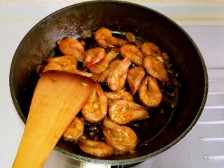 油焖大虾,煮至汤汁收干，关火，不着急开盖，闷5分钟左右，让虾更入味。
