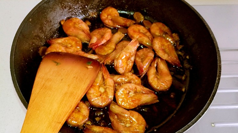油焖大虾,煮至汤汁收干，关火，不着急开盖，闷5分钟左右，让虾更入味。