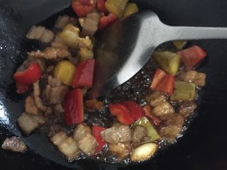 回锅肉,加入生抽，菜椒翻炒两分钟左右
