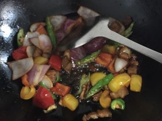 回锅肉,再往里面加入洋葱，小尖椒，倒入一到两勺水炒两分钟左右