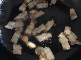 回锅肉,放肉翻炒至肉表面有点金黄色