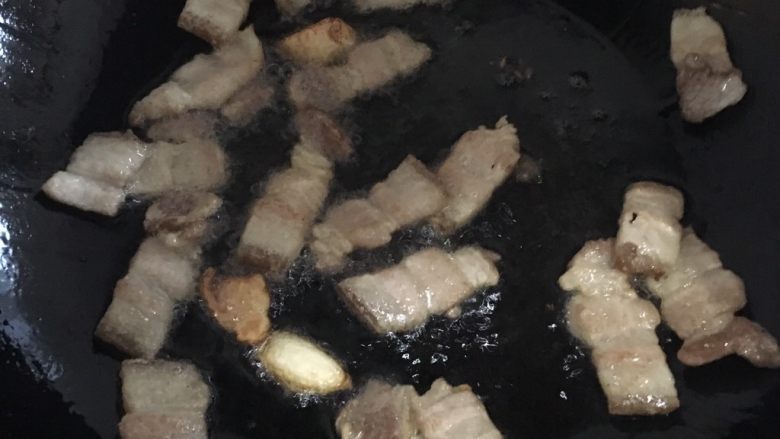 回锅肉,放肉翻炒至肉表面有点金黄色
