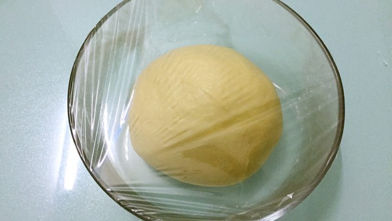 原味餐包,把面团揉圆，盖上保鲜膜放温暖处发酵2-2.5倍大