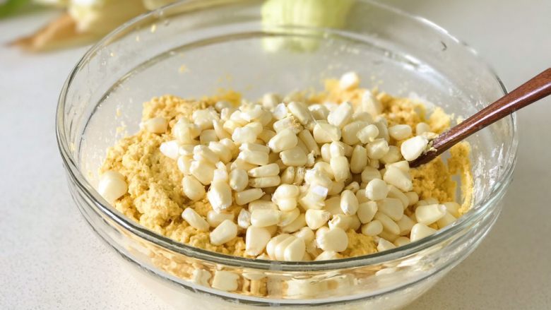 無面粉粗粮玉米餎,將玉米粒倒入一同攪拌均勻