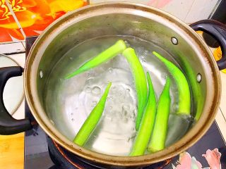 金蒜秋葵拌茄子,水开之后放入秋葵，煮两分钟！