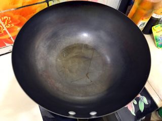 金蒜秋葵拌茄子,起油锅，油可以稍微多一点点，热锅冷油！