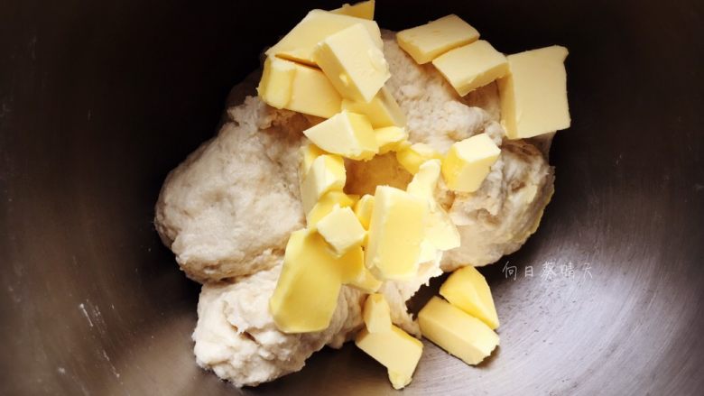 伯爵浆果吐司,除黄油外，其余食材放面缸里搅拌成团，此时再加入黄油继续中速搅拌。