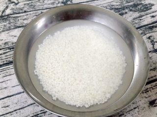 玫桂冰糖糯米藕,把米洗净后添水浸泡最少两个小时待用