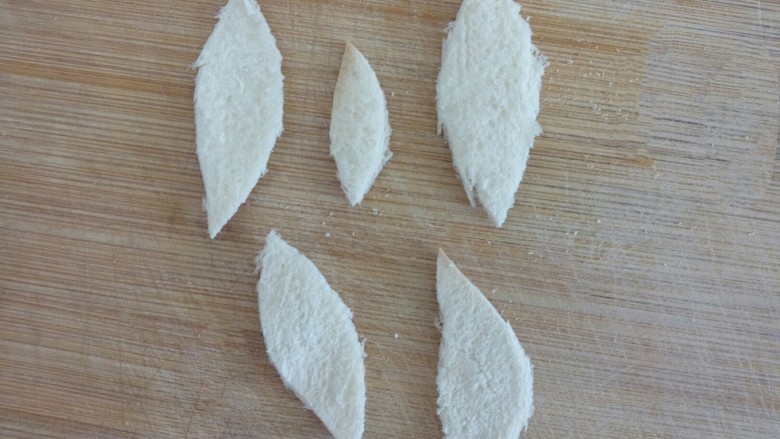 吐司玫瑰,﻿用剪刀剪出叶子的形状，5片﻿﻿﻿
