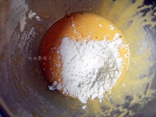 淋面闪电泡芙,香草馅：蛋黄加砂糖打发白，加淀粉拌匀；