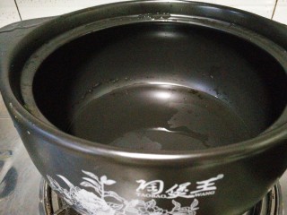 南瓜红枣小米粥,采用砂锅