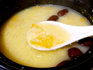南瓜红枣小米粥,再煮10分钟左右即可关火焖3~5分钟，这样更粘稠。