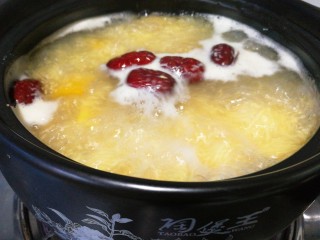 南瓜红枣小米粥,加入洗净的黄小米
