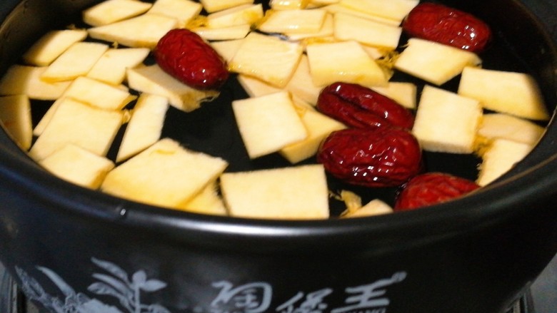 南瓜红枣小米粥,锅里坐水放入南瓜，红枣