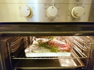 鹽焗檸檬魚,預熱好230度的烤箱！
進烤箱嘍！