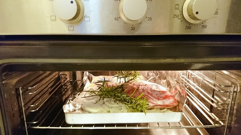 鹽焗檸檬魚,預熱好230度的烤箱！
進烤箱嘍！