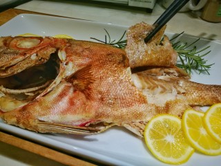 鹽焗檸檬魚,食用時把皮剝掉，魚肉超級軟嫩！剝皮魚的說法由此而來！